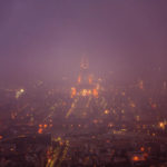 Blick von der Aussichtsterrasse des Tour Montparnasse in Richtung des im Nebel eingehüllten Eiffelturm