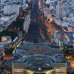 Blick von der Aussichtsterrasse des Tour Montparnasse auf den Bahnhof Montparnasse