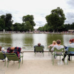 Im Jardin des Tuileries hinter dem Place de la Concorde kann man sich auf halbwegs bequemen Sitzen entspannen