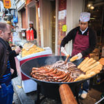 Hot Dogs mit Bratwurst in der Nähe der Basilika Sacré-Cœur