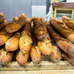Frische Baguettes in einer Pariser Boulangerie