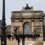 Der Arc de Triomphe du Carrousel vor dem Louvre