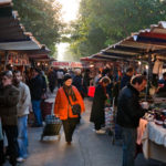 Passanten auf dem Marché Edgar Quinet