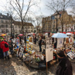 Der Place du Tertre im Künstlerviertel Montmartre, wo Dutzende Maler ihre Werke präsentieren