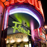 Der beleuchtete Eingang des Moulin Rouge