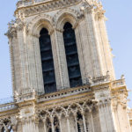 Detailansicht der Kathedrale Notre-Dame de Paris mit dem sichtbaren Aussichtsbalkon