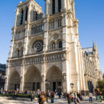 Die lange Schlange vor der Kathedrale Notre-Dame de Paris