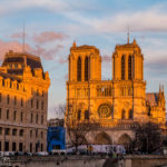 Die Kathedrale Notre-Dame de Paris im warmen Licht der untergehenden Sonne