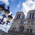 Schöne Laternen vor der Kathedrale Notre-Dame de Paris