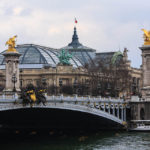 Blick auf die Brücke Pont Alexandre III. und das dahinter liegende Grand Palais