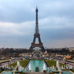 Der Eiffelturm von den Gärten Jardins du Trocadéro aus gesehen