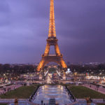 Der beleuchtete Eiffelturm von den Gärten Jardins du Trocadéro aus gesehen