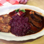 Sauerbraten mit Rotkraut und Brezenknödel im Gasthaus Pillhofer