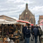 Der Hauptmarkt mit der Frauenkirche und den Ständen des Ostermarkts