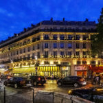Nächtliche Außenansicht des Hotel 25hours Terminus Nord in Paris
