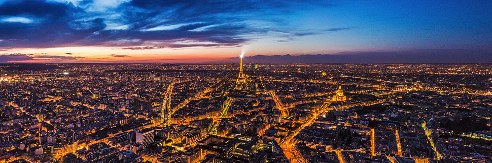 Panorama der Skyline von Paris mit Eiffelturm bei Nacht