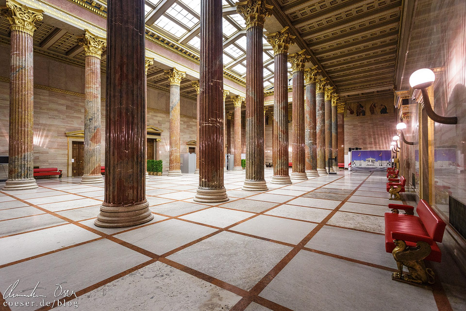 Säulenhalle im Wiener Parlament