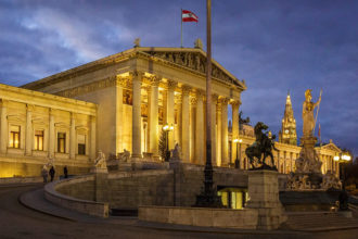 Beleuchtetes Parlament in Wien