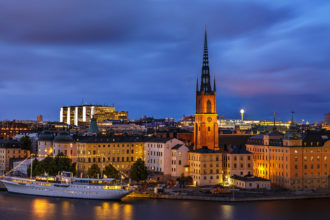 Blick auf die Altstadt Stockholms (Gamla Stan) in der blauen Stunde
