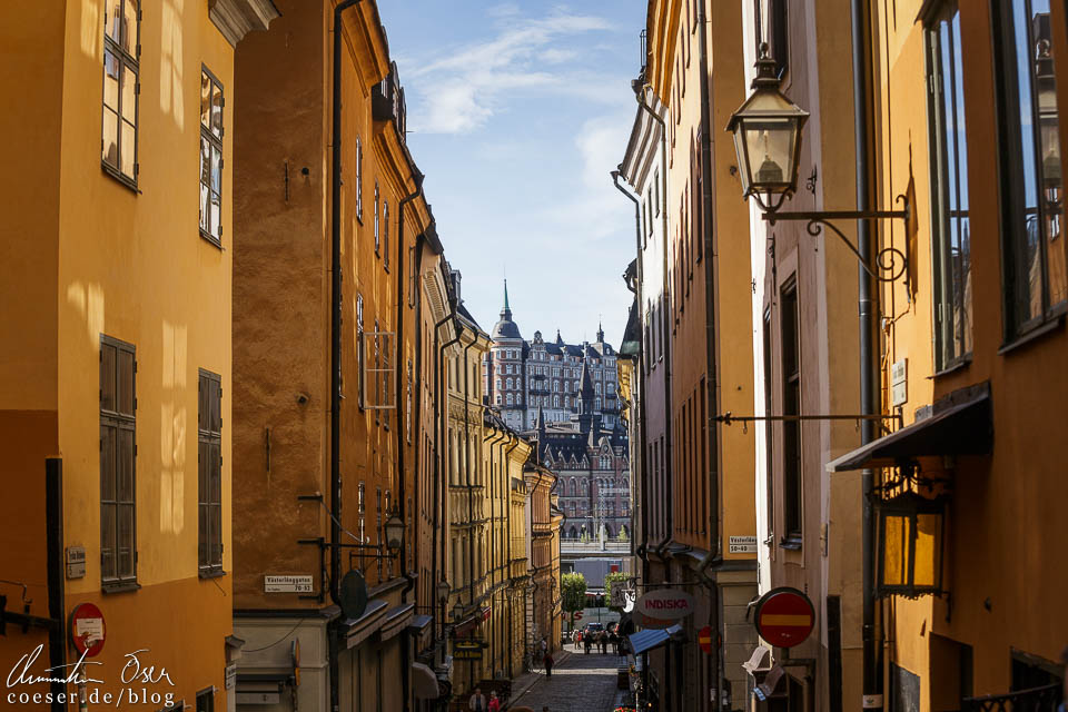 Blick durch die engen Gassen der Altstadt Gamla Stan in Richtung des Stadtteils Södermalm in Stockholm