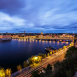 Stockholm während der blauen Stunde, gesehen vom Aussichtspunkt Monteliusvägen
