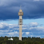 Der Fernsehturm Kaknästurm ist vom Freilichtmuseum Skansen sehr gut zu sehen
