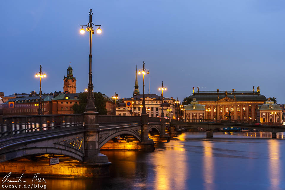 Magisches Licht nach Sonnenuntergang in Stockholm nach einem Regenschauer