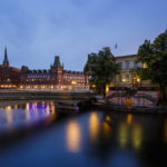 Regen und die untergehende Sonne in der Ferne tauchen Stockholm in ein magisches Licht