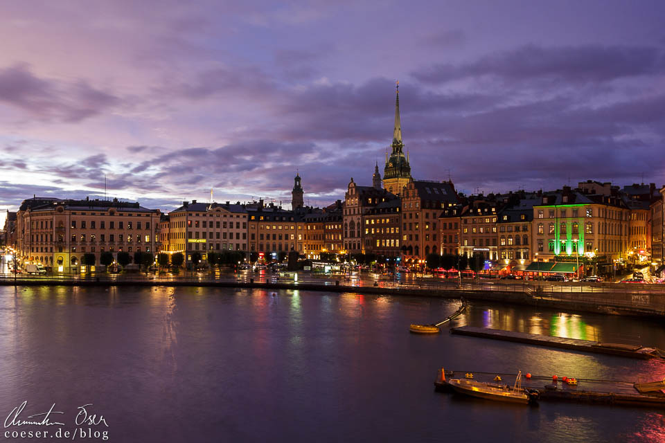 Magisches Licht nach Sonnenuntergang in Stockholm nach einem Regenschauer