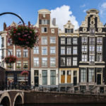 Die wunderschönen Häuser entlang der Amsterdamer Grachten