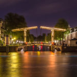 Abends erstrahlt die Walter Süskindbrug durch über 1.000 Glühbirnen