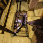 Schmaler und steiler Aufgang auf den Turm Westertoren in der Kirche Westerkerk