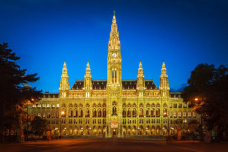 Das beleuchtete Wiener Rathaus