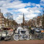 Ein Fotoklassiker: Blick auf die Westerkerk mit Fahrrädern im Vordergrund