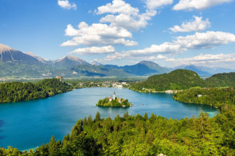 Blick auf den Bleder See vom Aussichtspunkt Ojstrica