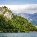 Blick auf die Burg während der Überfahrt zur kleinen Insel im Bleder See