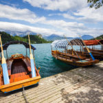 Traditionelle Pletna-Holzboote an der Anlegestelle auf der kleinen Insel im Bleder See