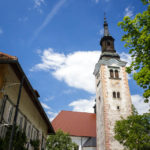 Der Glockenturm der Kirche Mariä Himmelfahrt auf der kleinen Insel im Bleder See