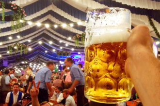 Eine Maß Bier im Festzelt des Erdinger Herbstfest