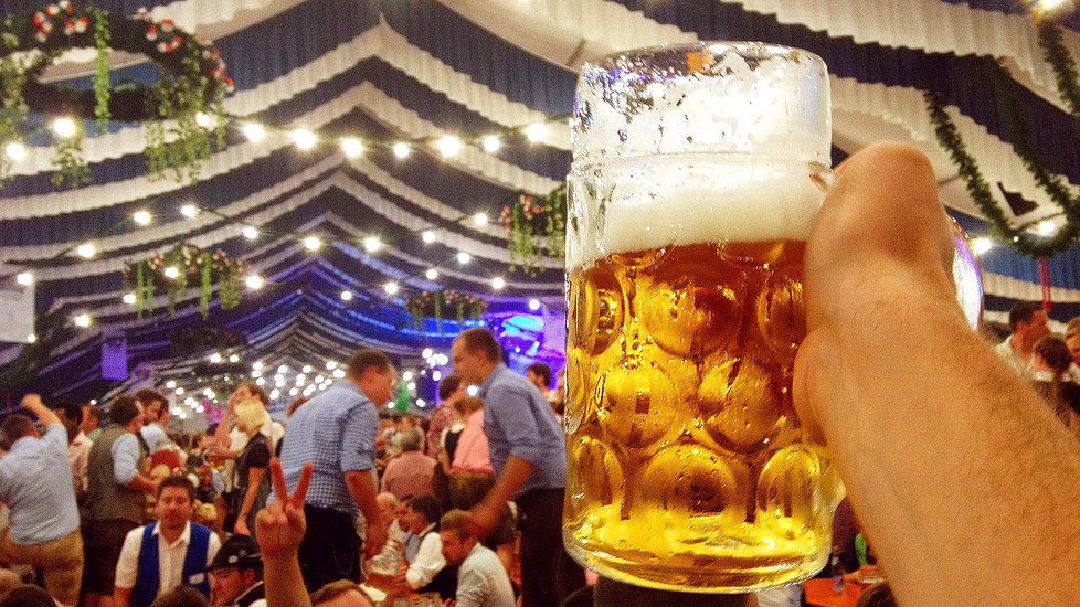 Eine Maß Bier im Festzelt des Erdinger Herbstfest
