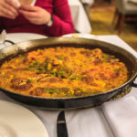 Eine Pfanne Paella im Hafenrestaurant El Coso