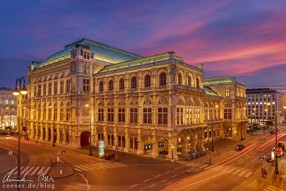 Rückseite der Wiener Staatsoper während eines Sonnenuntergangs