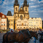 Ein Fiaker vor der Teynkirche auf dem Altstädter Ring