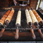 Süßspeise Trdelník (Baumkuchen) am Ostermarkt auf dem Altstädter Ring