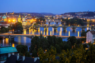 Prager Brückenpanorama während der blauen Stunde