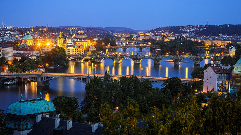 Prager Brückenpanorama während der blauen Stunde