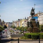 Übersichtsblick auf den Wenzelsplatz mit der Reiterstatue im Vordergrund