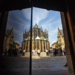 Blick vom Eingang der St.-Georgs-Basilika auf den Veitsdom