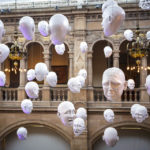 Das Kunstwerk Floating Heads von Sophie Cave in der Kelvingrove Art Gallery