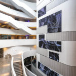 Moderne Architektur im Atrium der ÖAMTC-Zentrale in Wien